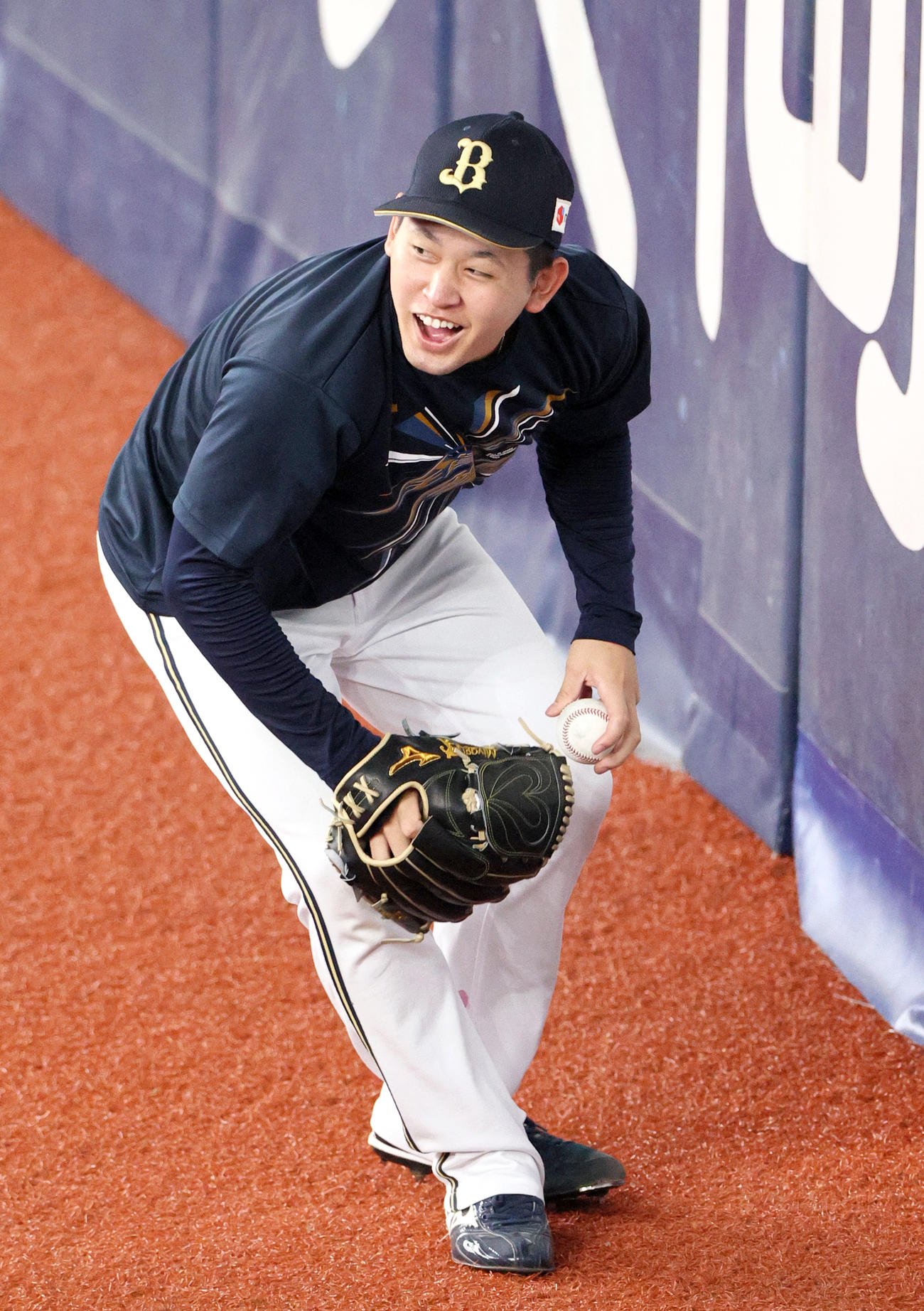 外野フェンス際でノックを受けるオリックス宮城（撮影・上山淳一）