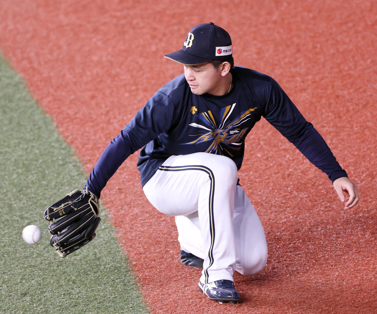 ノックを受けるオリックス宮城（撮影・上山淳一）