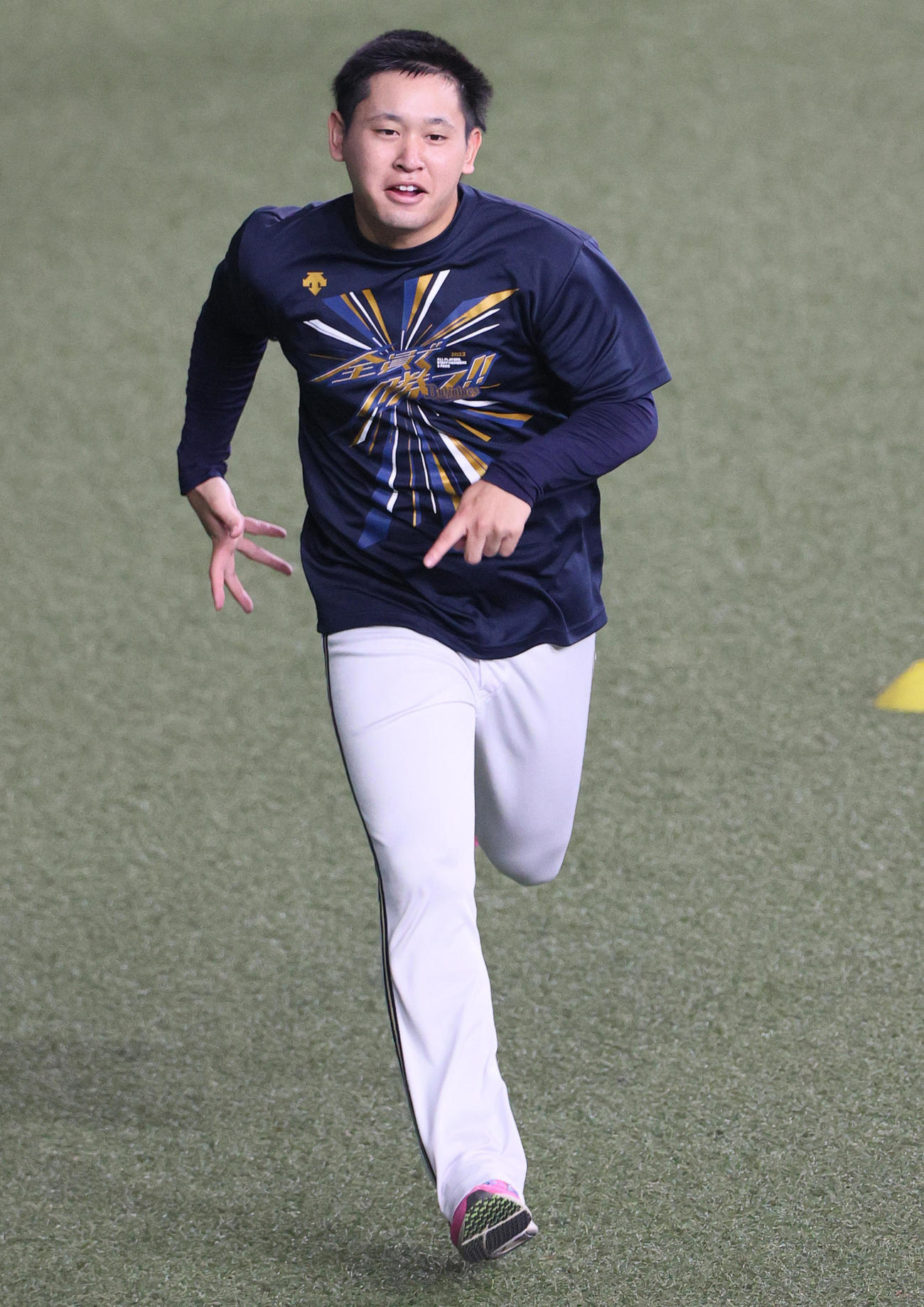 ダッシュするオリックス宮城（撮影・上山淳一）
