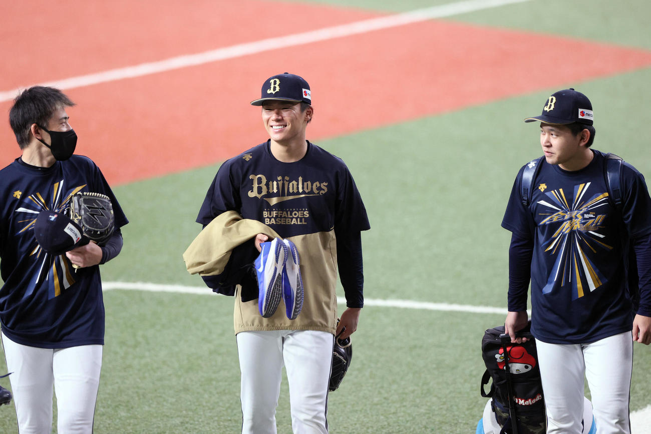 練習を終えグラウンドを移動する、左からオリックス能見、山本、宮城（撮影・上山淳一）