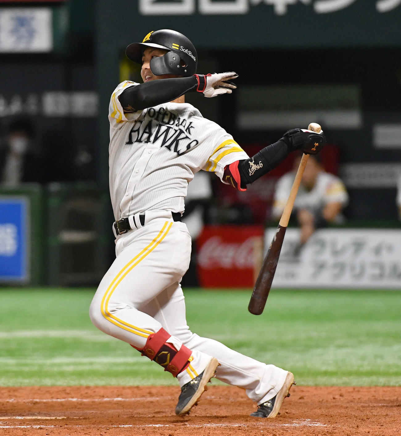 ソフトバンク対ロッテ　8回裏ソフトバンク2死一、二塁、今宮は中前勝ち越し適時打を放つ（撮影・岩下翔太）