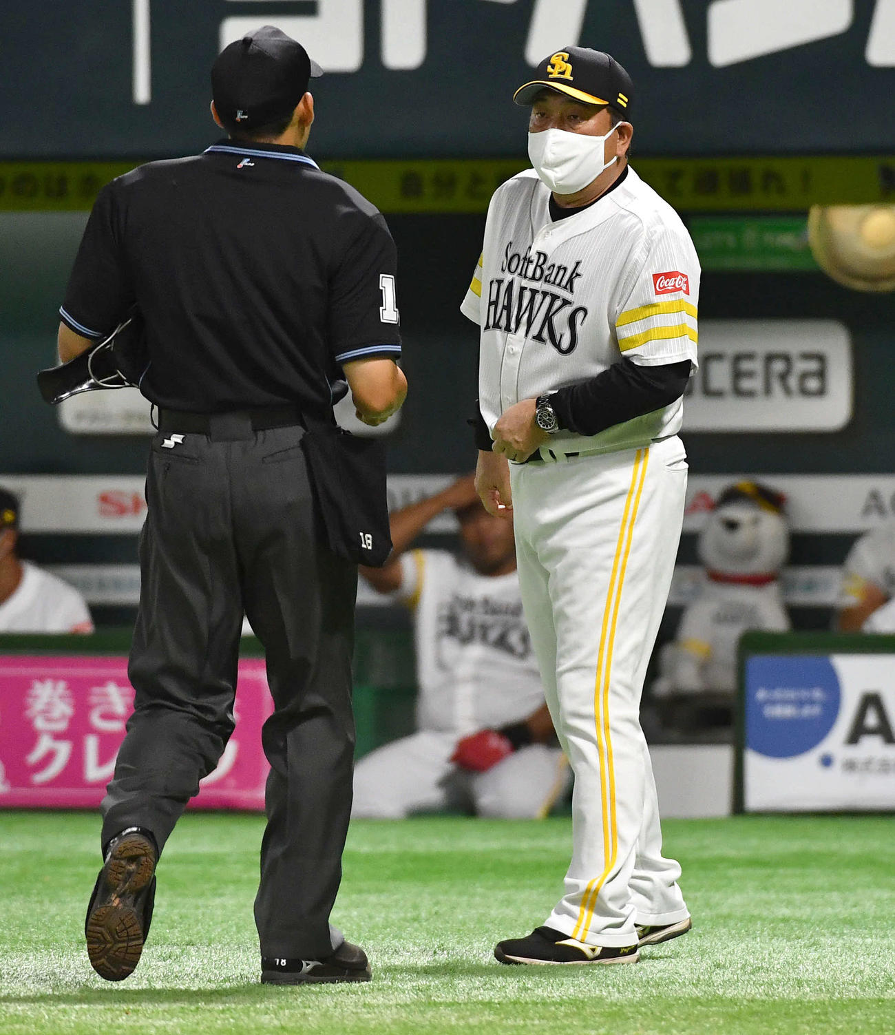 ソフトバンク対ロッテ　6回表ロッテ1死、中村奨に左二塁打を打たれた場面で投手の交代を告げる藤本監督（撮影・岩下翔太）