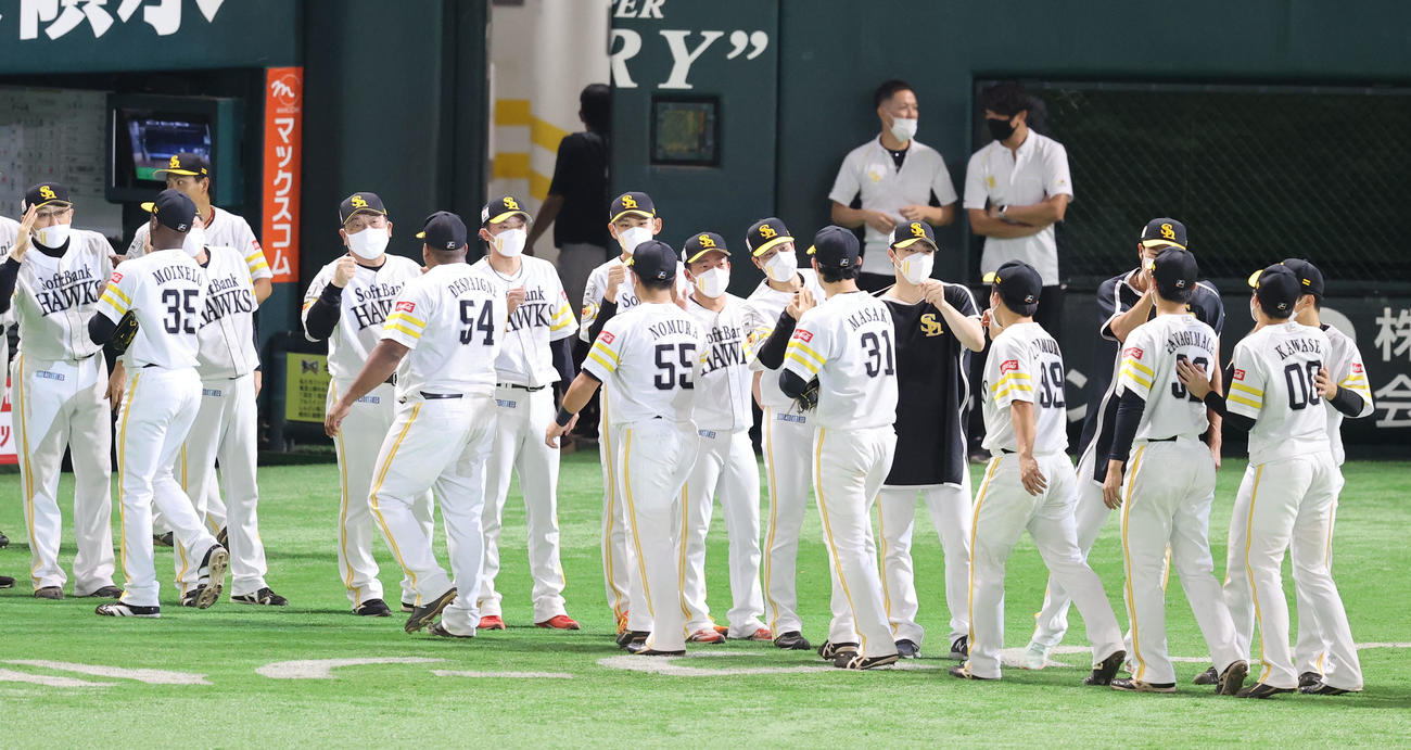 ソフトバンク対ロッテ　ロッテに勝利ハイタッチをかわすソフトバンクナイン（撮影・梅根麻紀）