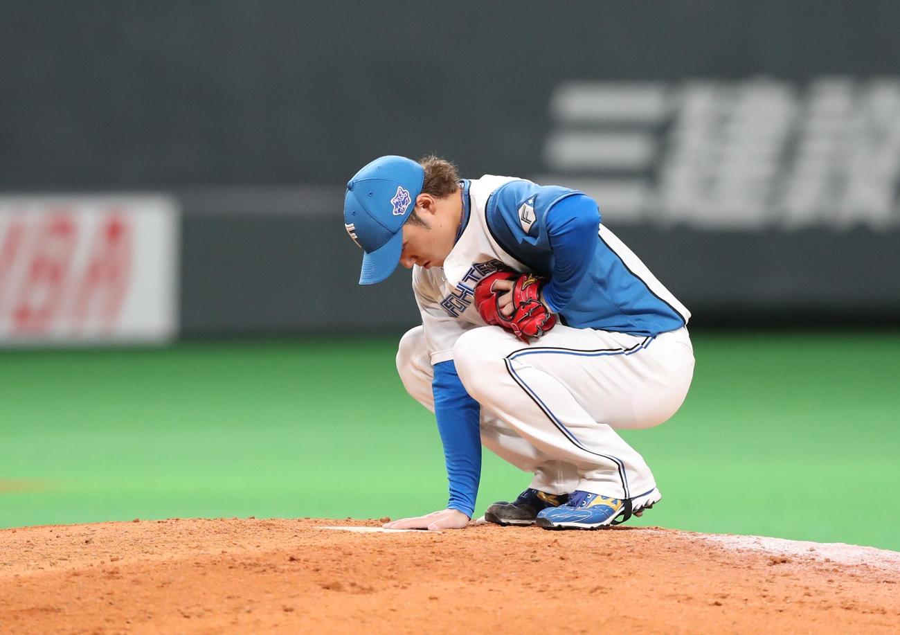日本ハム対楽天　9回表に登板の伊藤はプレートをさわり集中する（撮影・黒川智章）