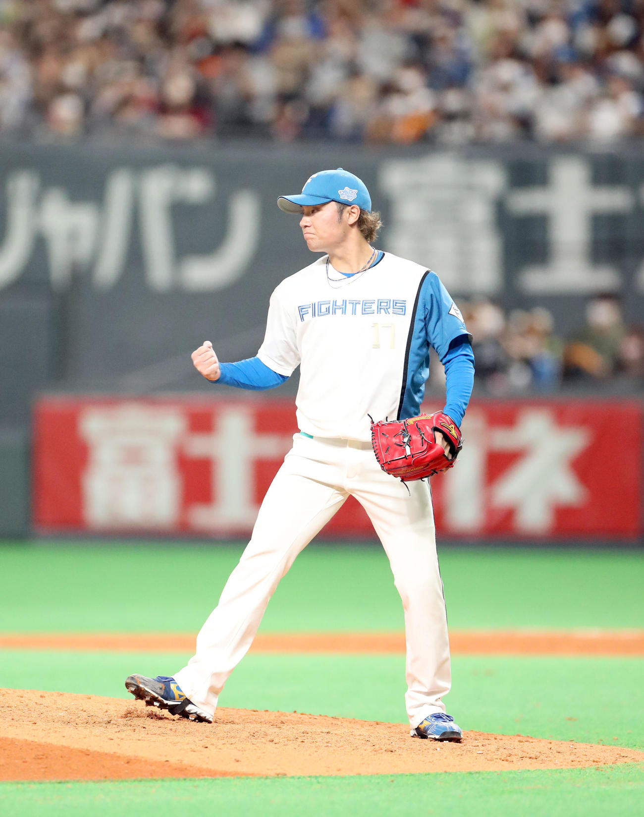 日本ハム対楽天　プロ初セーブを挙げガッツポーズした伊藤（撮影・佐藤翔太）