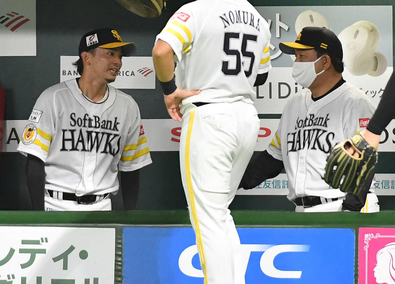 ソフトバンク対ロッテ　6回途中降板となった東浜（左）に声をかける藤本監督（撮影・岩下翔太）