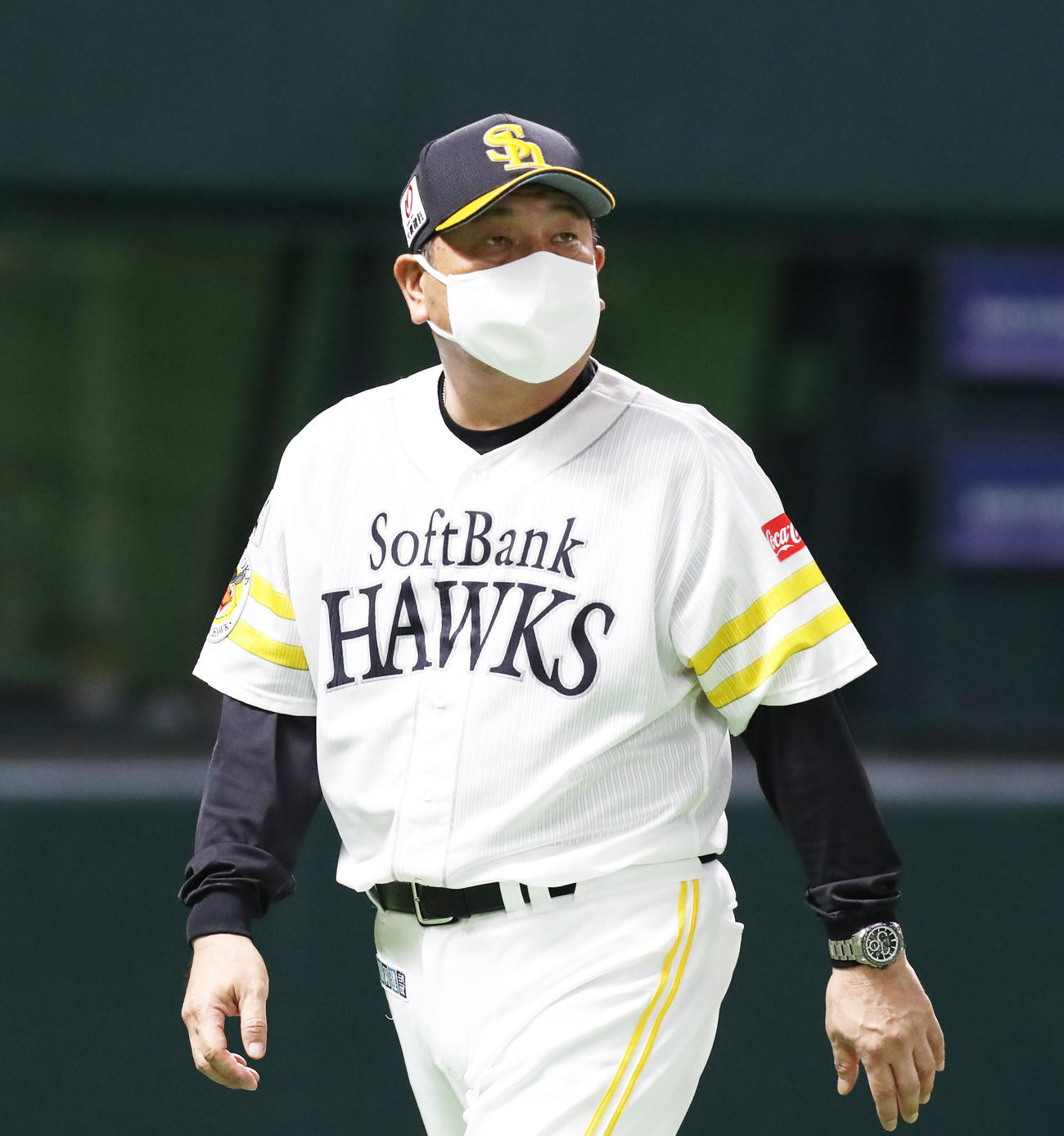 ソフトバンク対ロッテ　6回表に投手の交代を告げる藤本監督（撮影・屋方直哉）