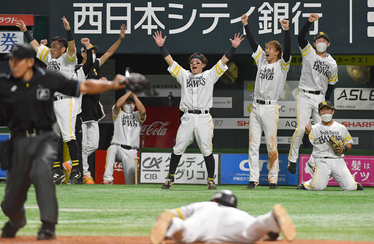 ソフトバンク対ロッテ　8回裏ソフトバンク2死一、二塁、今宮の勝ち越し適時打に喜びを爆発させるソフトバンクナイン（撮影・岩下翔太）
