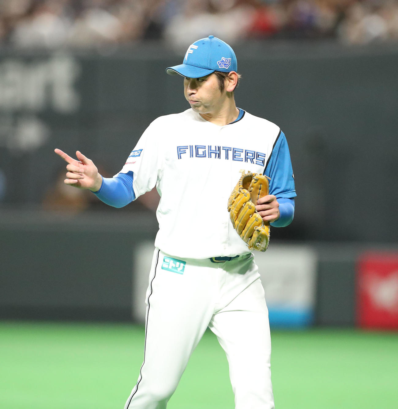 日本ハム対楽天　5回表楽天攻撃を封じチームメートを指さしながらベンチに戻る加藤（撮影・佐藤翔太）