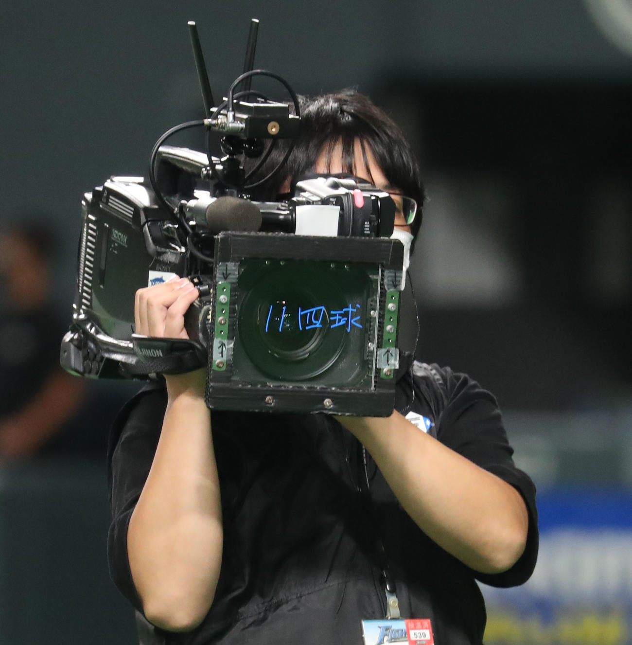 日本ハム対楽天　加藤はカメラに「11四球」と書く（撮影・佐藤翔太）
