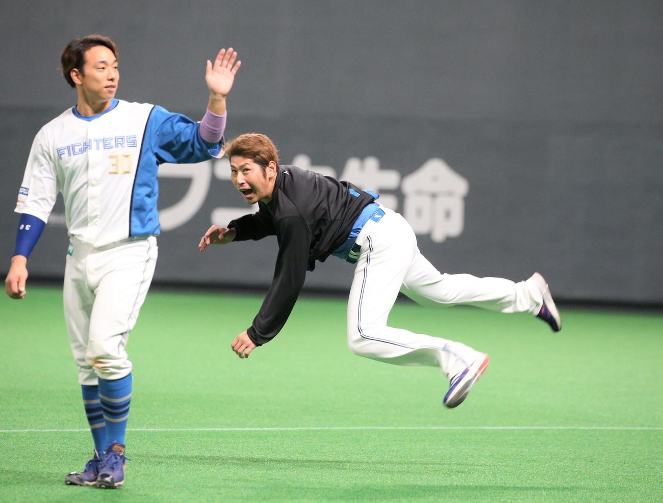 日本ハム対楽天　試合後、笑顔でスタンドにサインボールを投げ込む加藤。左は宇佐見（撮影・黒川智章）