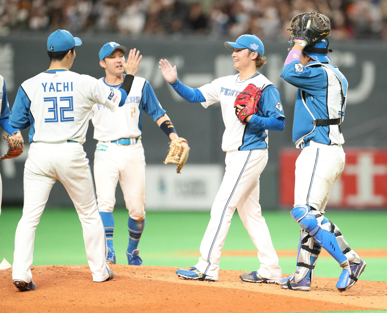 日本ハム対楽天　プロ初セーブを挙げた伊藤（左から3人目）を祝福するナイン（撮影・佐藤翔太）