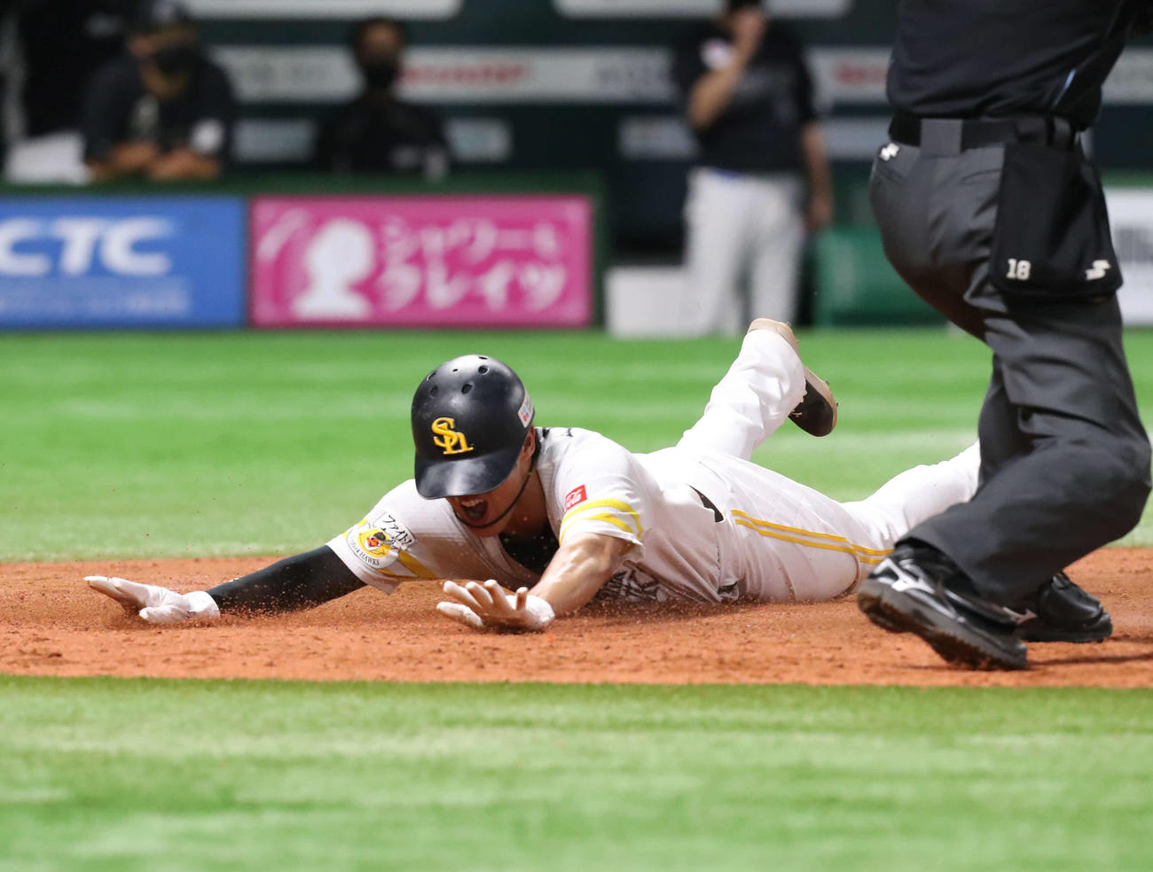 ソフトバンク対ロッテ　8回裏ソフトバンク2死一、二塁、柳田は今宮の中前勝ち越し適時打で生還する（撮影・屋方直哉）