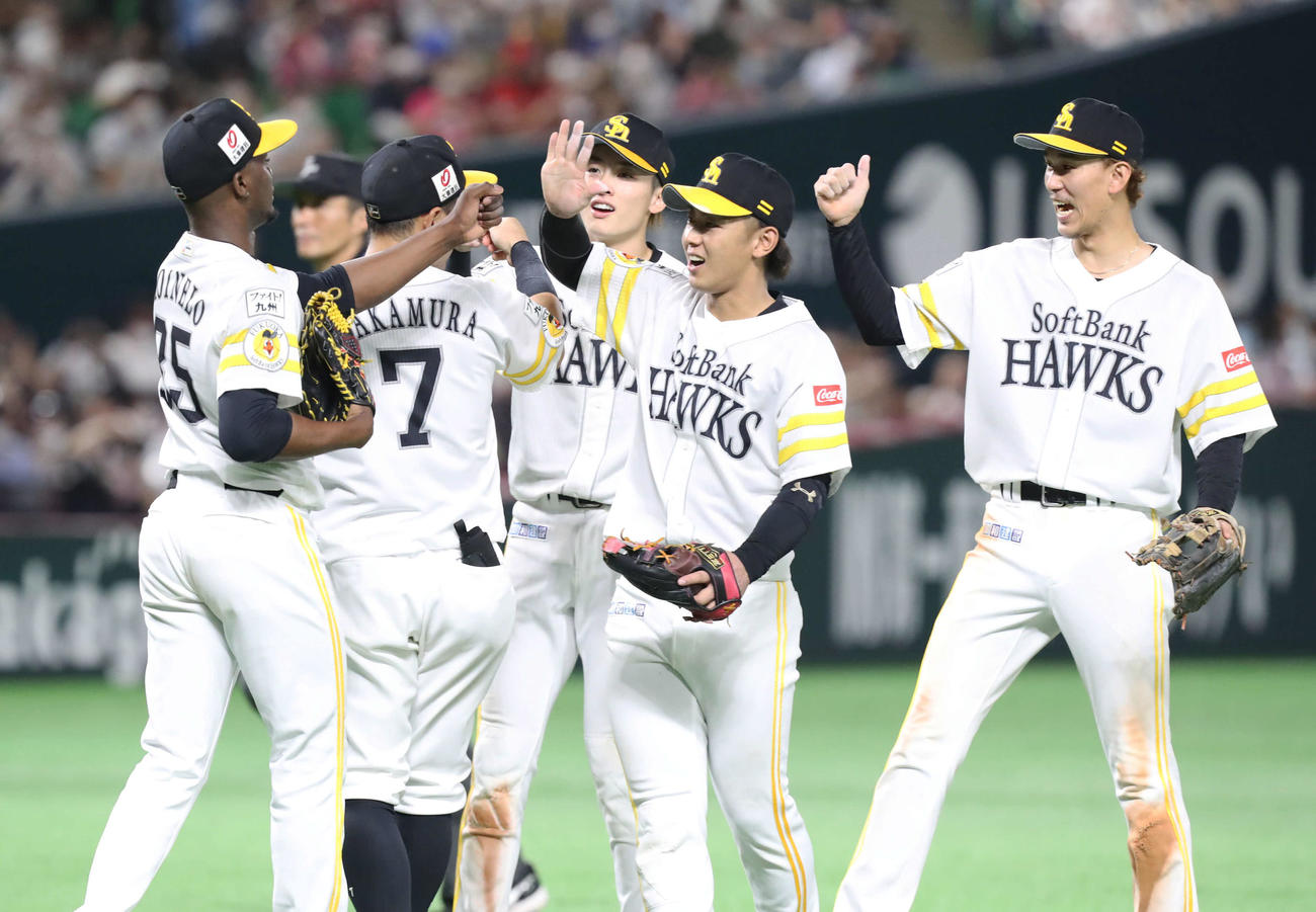 ソフトバンク対ロッテ　ロッテに勝利しハイタッチをする今宮（中央）らソフトバンクナイン（撮影・屋方直哉）
