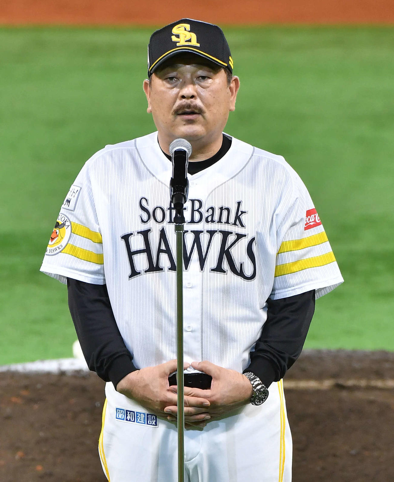 ソフトバンク対ロッテ　試合後に行われたホーム最終戦セレモニーで、ファンにあいさつする藤本監督（撮影・岩下翔太）