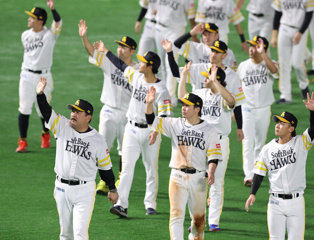 ソフトバンク対ロッテ　最終戦セレモニーで場内1周する藤本博史監督とナイン（撮影・梅根麻紀）