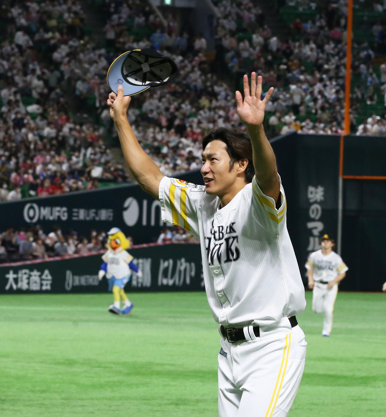 ソフトバンク対ロッテ　ホーム最終戦セレモニーで、ファンへ手を振る柳田（撮影・屋方直哉）