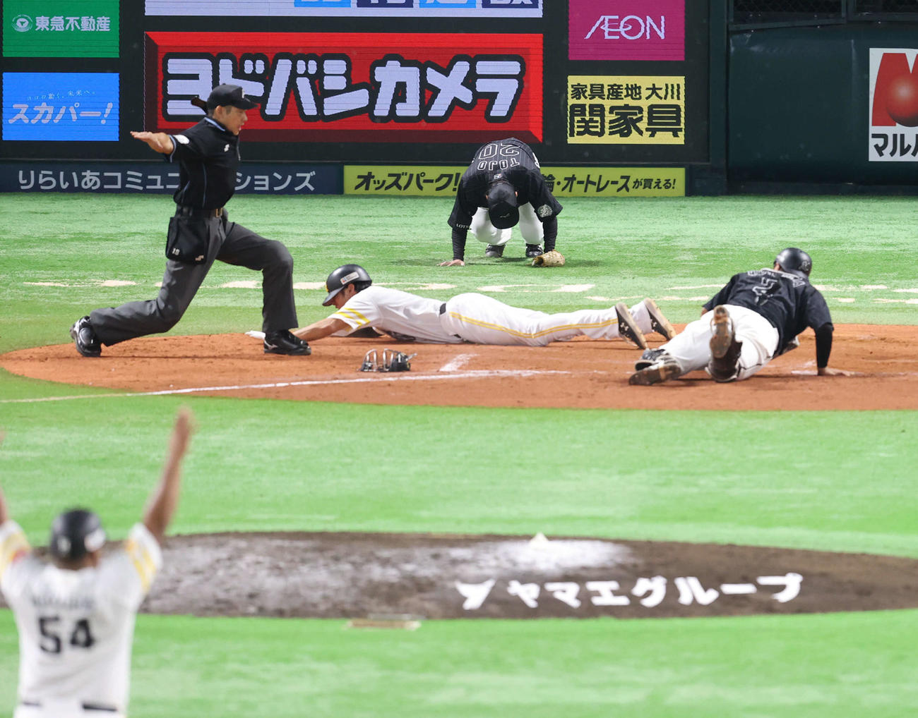 ソフトバンク対ロッテ　8回裏ソフトバンク2死一、二塁、今宮の勝ち越し中前適時打で生還した柳田（中央）（撮影・梅根麻紀）