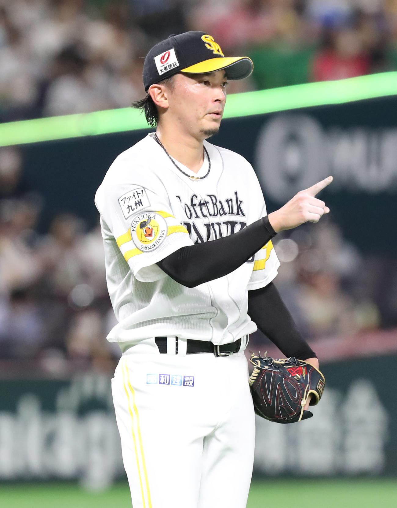 ソフトバンク対ロッテ　2回表ロッテ無死、東浜は打者・安田を三振に仕留め1死を示す（撮影・屋方直哉）