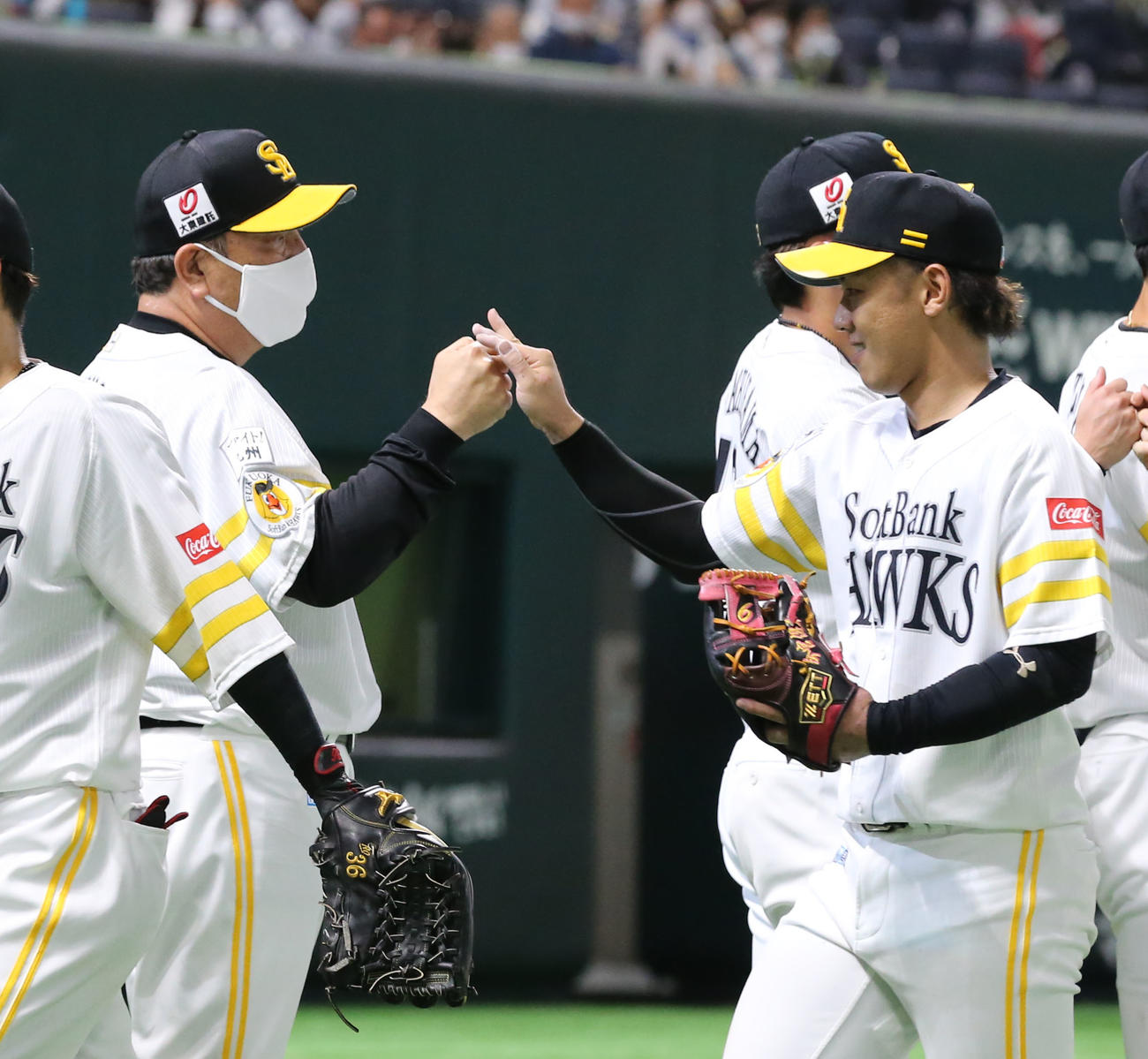 ソフトバンク対ロッテ　ロッテに勝利し、ハイタッチをする藤本監督（左）と今宮（撮影・屋方直哉）