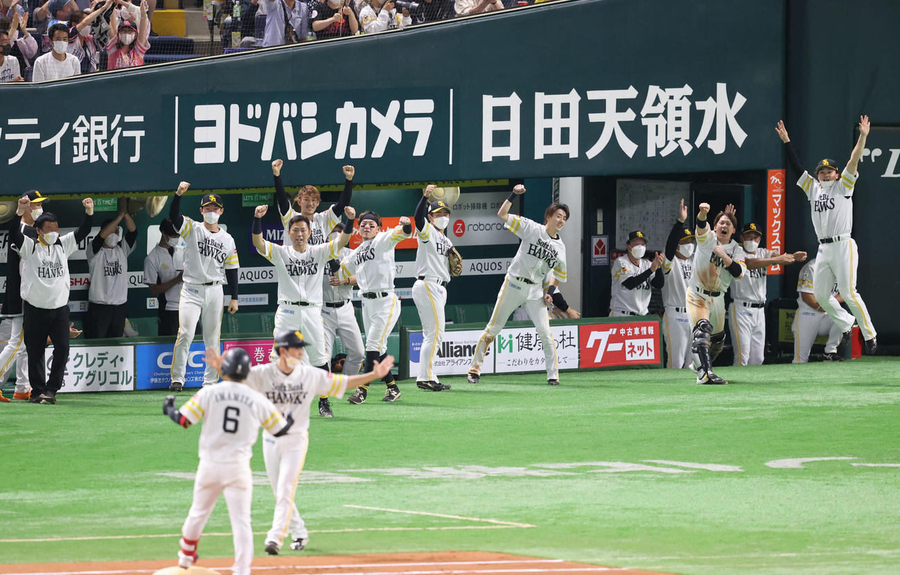ソフトバンク対ロッテ　8回裏ソフトバンク2死一、二塁、今宮の勝ち越し適時打に歓喜するソフトバンクの選手たち（撮影・梅根麻紀）