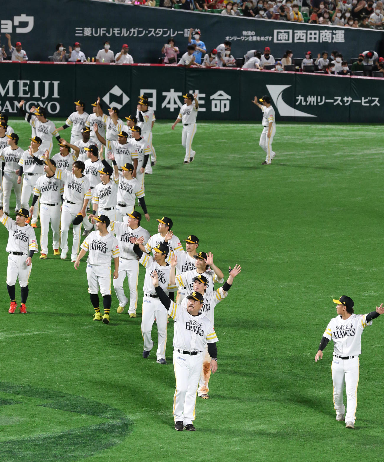 ソフトバンク対ロッテ　最終戦セレモニーで場内1周する藤本監督とナイン（撮影・梅根麻紀）