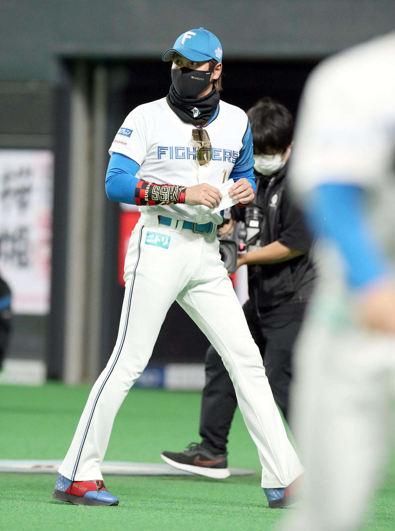 日本ハム対楽天　試合前、メンバー表を交換しベンチに戻る新庄監督（撮影・佐藤翔太）