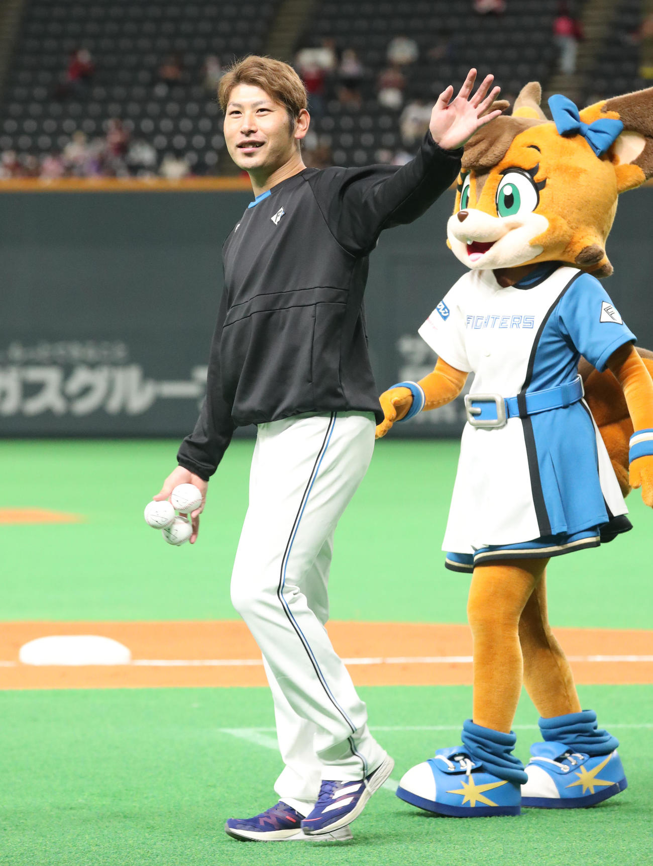 日本ハム対楽天　笑顔で手を振りながらグラウンドを一周する日本ハム加藤（撮影・佐藤翔太）