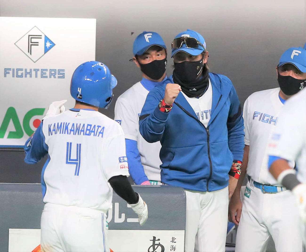 日本ハム対楽天　4回裏日本ハム2死一、二塁、生還した上川畑（左）を出迎える新庄監督（左から3人目）（撮影・黒川智章）