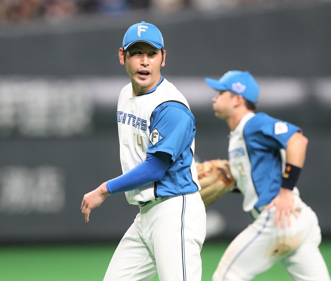 日本ハム対楽天　6回表、石井の好守に笑顔の加藤（撮影・黒川智章）
