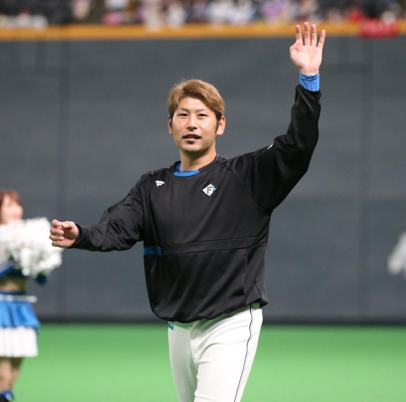 日本ハム対楽天　試合後、スタンドに手を振る加藤（撮影・黒川智章）