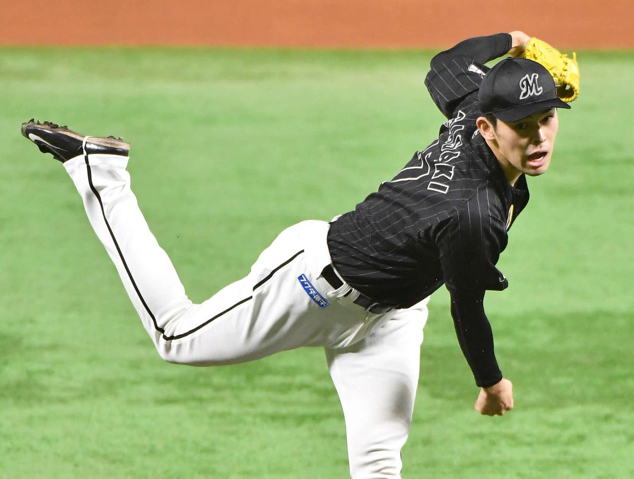 ソフトバンク対ロッテ　力投するロッテ先発の佐々木朗（撮影・岩下翔太）