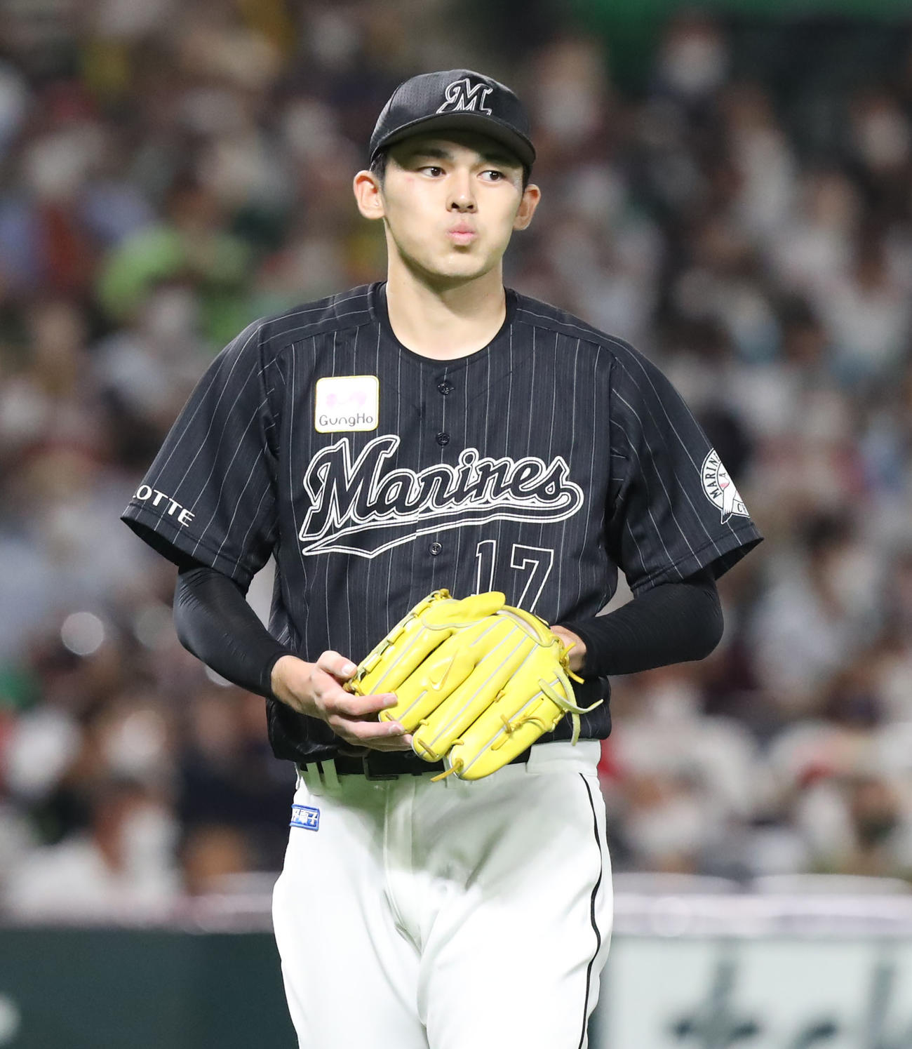 ソフトバンク対ロッテ　4回裏ソフトバンク無死、佐々木朗は打者・中村晃の打球が併殺打にならず不満げな表情を見せる（撮影・屋方直哉）