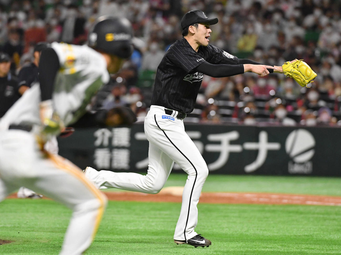 ソフトバンク対ロッテ　5回裏ソフトバンク1死三塁、牧原大を空振り三振に仕留めるも暴投となり、先制を許した佐々木朗（撮影・岩下翔太）