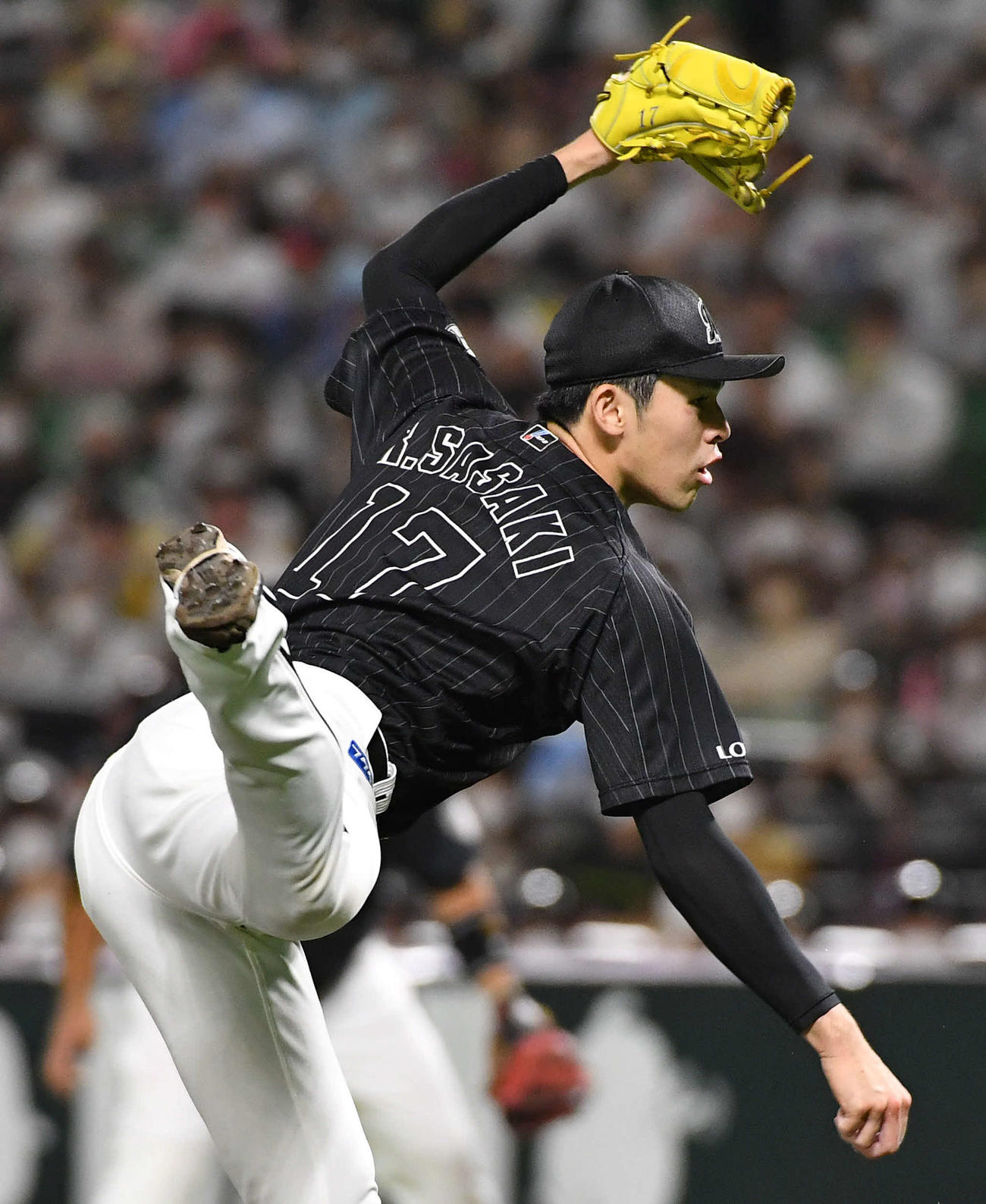 ソフトバンク対ロッテ　力投するロッテ先発の佐々木朗（撮影・岩下翔太）