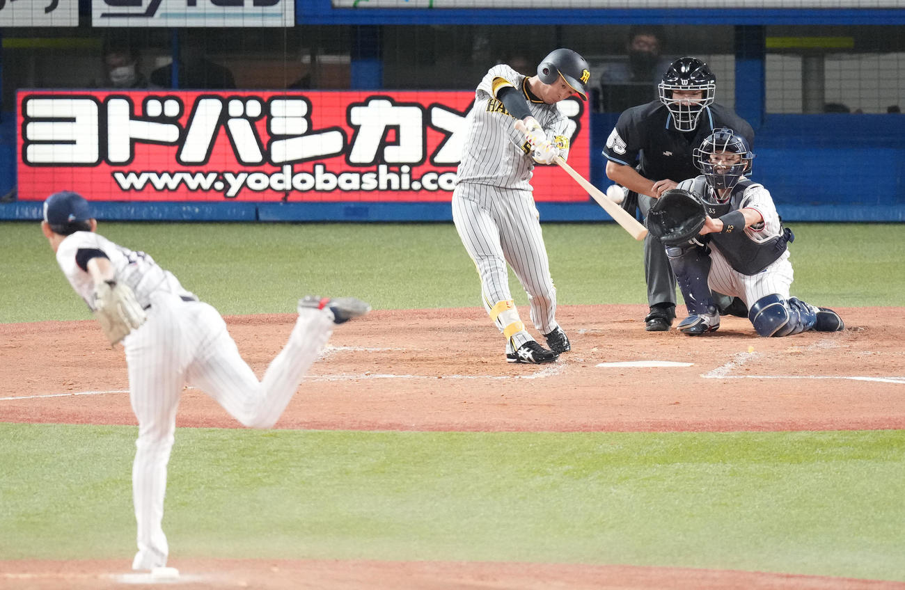ヤクルト対阪神　4回表阪神無死、中二塁打を放つ近本。投手高梨（撮影・鈴木みどり）
