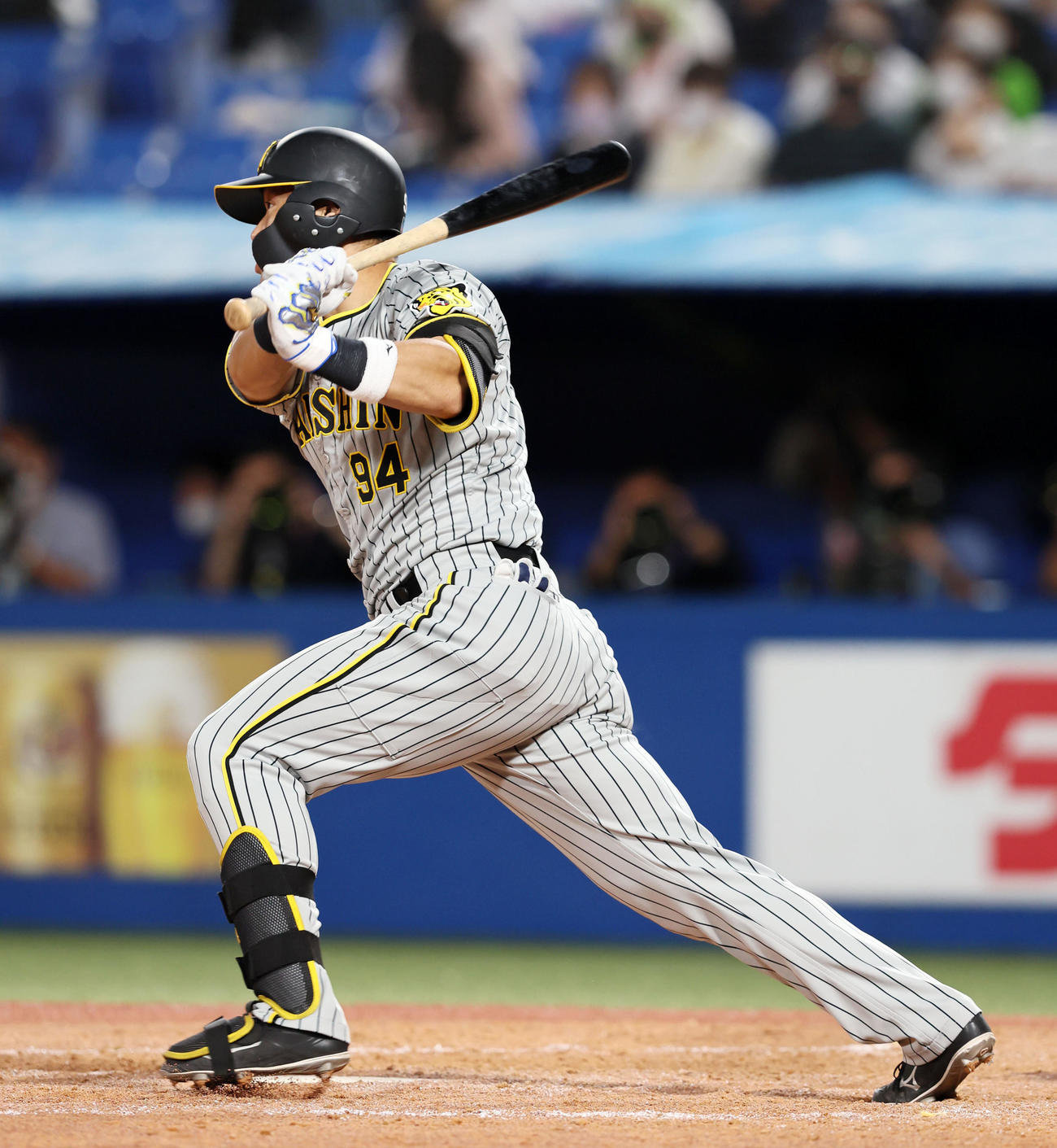 ヤクルト対阪神　5回表阪神2死二塁、原口は中前適時打を放つ（撮影・加藤哉）