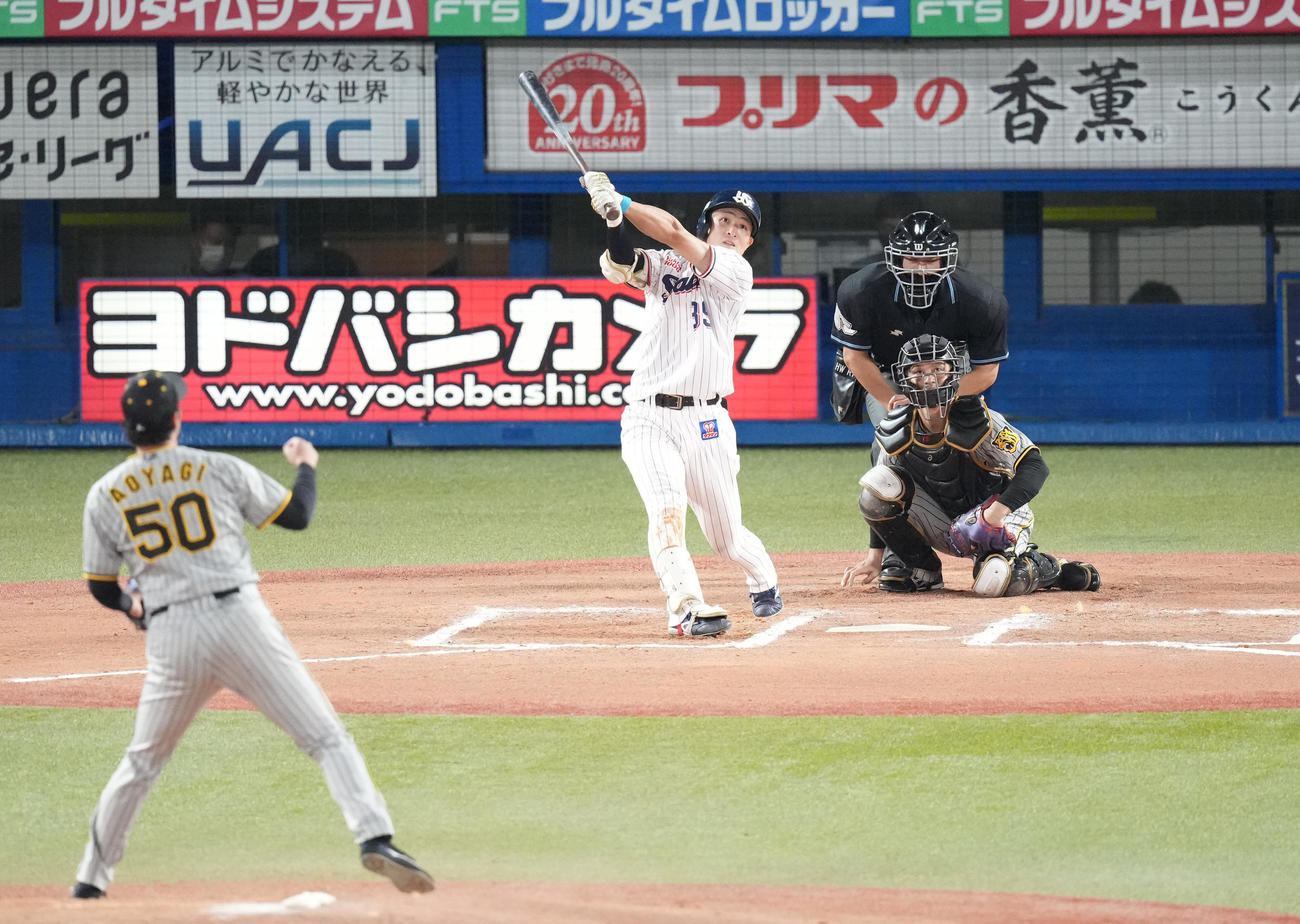 ヤクルト対阪神　6回裏ヤクルト無死、左越えソロ本塁打を放つ宮本。投手青柳（撮影・鈴木みどり）