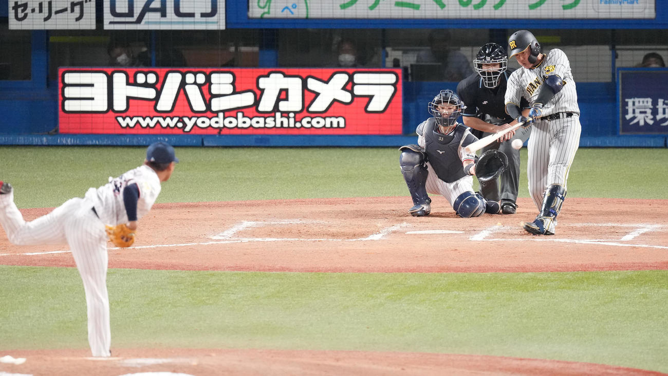 ヤクルト対阪神　8回表阪神2死、左二塁打を放つ代打陽川。投手田口（撮影・鈴木みどり）