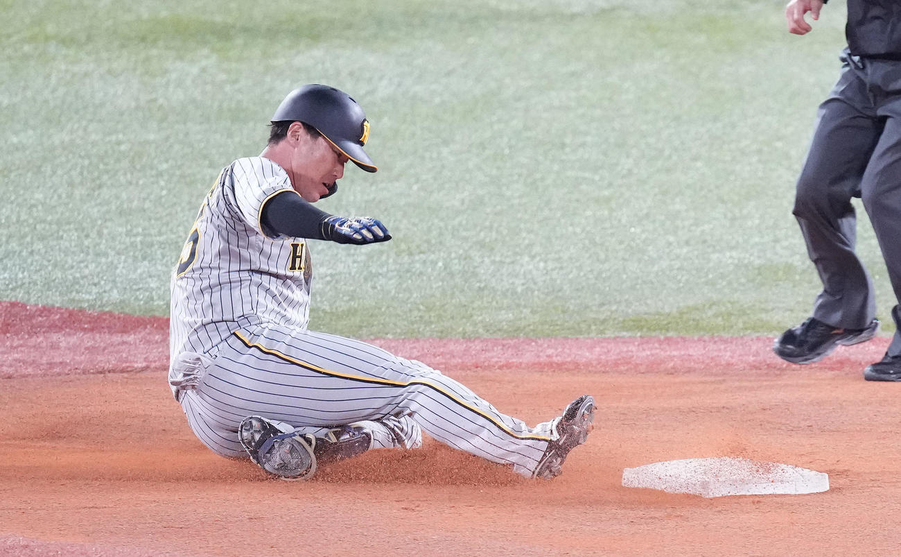 ヤクルト対阪神　8回表阪神2死、左二塁打を放ち二塁へ滑り込む代打陽川（撮影・鈴木みどり）