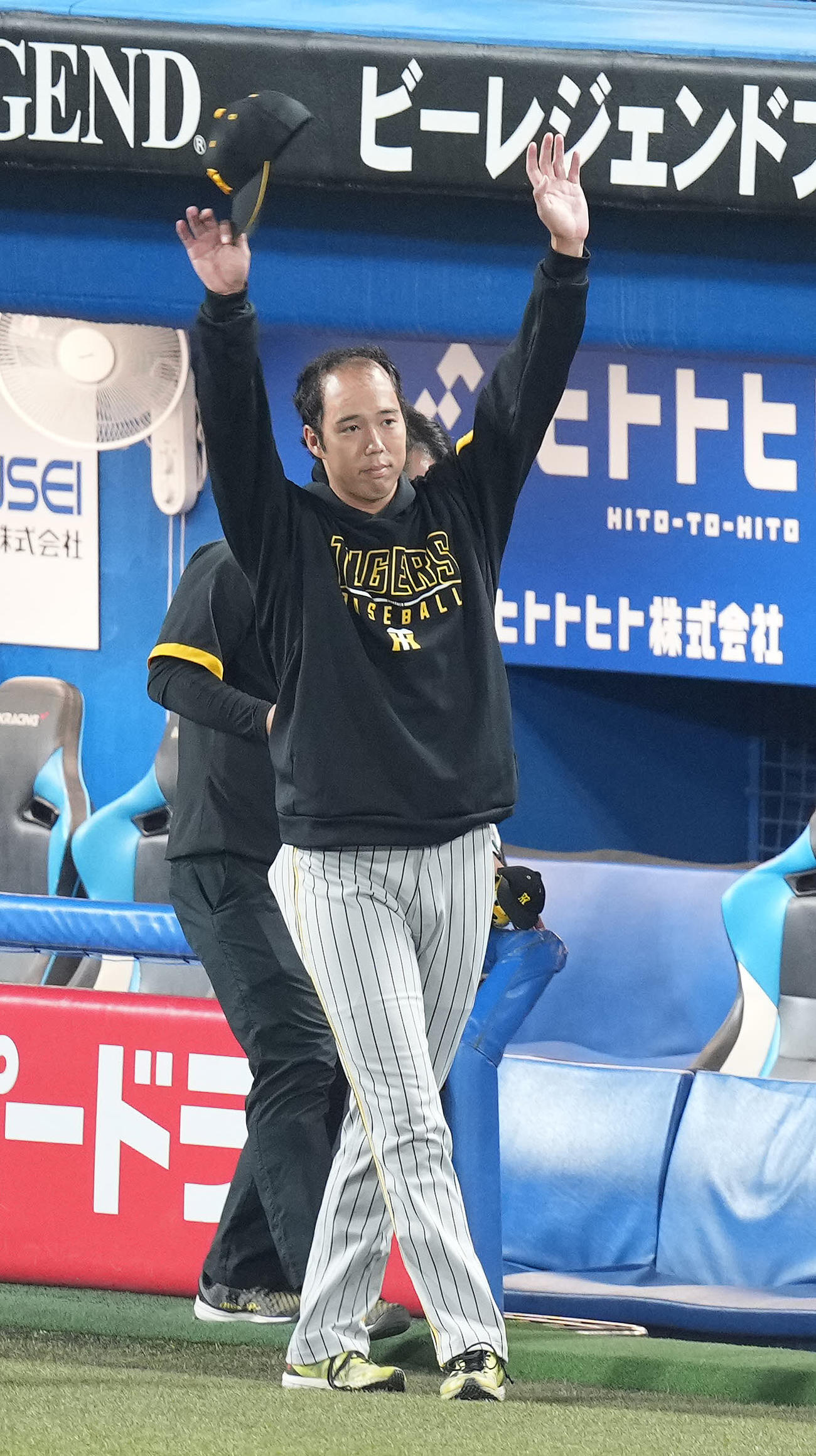 ヤクルト対阪神　ヤクルトに勝利しファンの声援に応える阪神青柳（撮影・鈴木みどり）