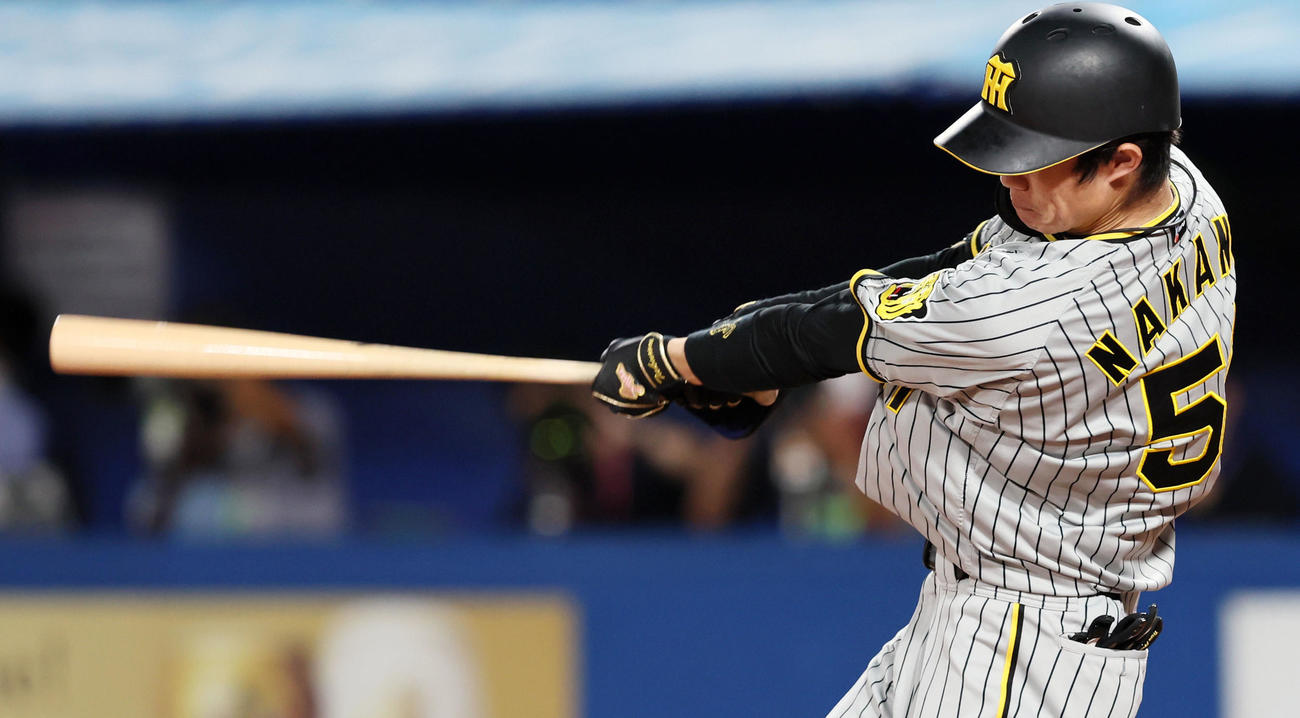 ヤクルト対阪神　　1回表阪神無死、中野は右越えソロ本塁打を放つ（撮影・加藤哉）