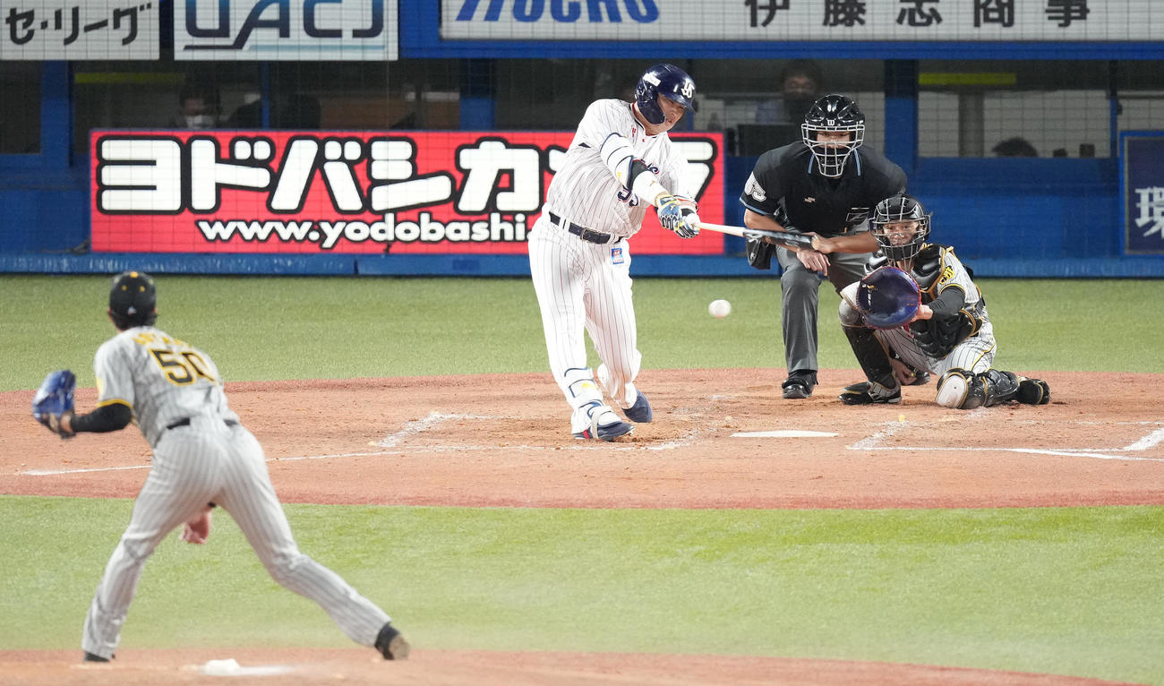 ヤクルト対阪神　3回裏ヤクルト2死、二ゴロに倒れる村上。投手青柳（撮影・鈴木みどり）