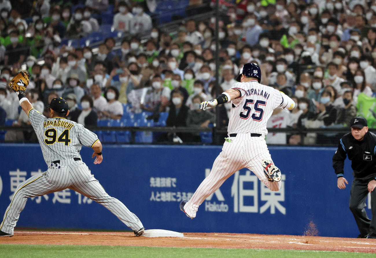 ヤクルト対阪神　3回裏ヤクルト2死、村上は二ゴロに倒れる。一塁手は原口（撮影・加藤哉）