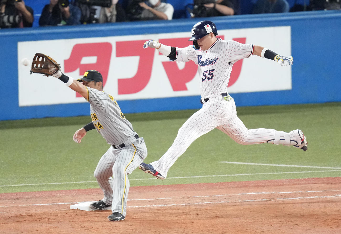 ヤクルト対阪神　3回裏ヤクルト2死、二ゴロに倒れる村上。一塁手原口（撮影・鈴木みどり）