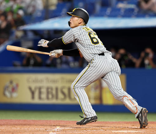 ヤクルト対阪神　4回表阪神1死満塁、高寺は中犠飛を打ち上げ得点を挙げる（撮影・加藤哉）