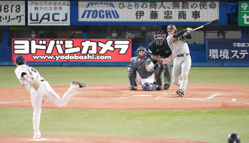 ヤクルト対阪神　5回表阪神1死一、二塁、左前適時打を放つ大山。投手高梨（撮影・鈴木みどり）