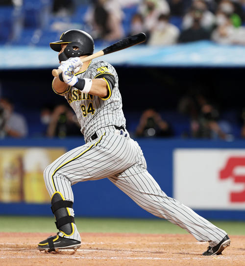 ヤクルト対阪神　5回表阪神2死二塁、原口は中前適時打を放つ（撮影・加藤哉）