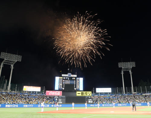 ヤクルト対阪神　5回を終え打ち上げられた花火（撮影・加藤哉）