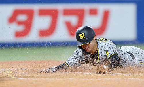ヤクルト対阪神　5回表阪神1死一、二塁、大山の適時打で滑り込み生還する中野（撮影・垰建太）